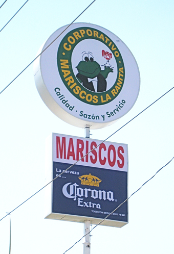 Fig 5. En los anuncios de restaurantes o tiendas, donde se expenden productos reconocidos de marcas cerveceras o refresqueras, se coloca la imagen con la marca de la empresa, dando lugar a la aplicación de la imagen con el nombre de la tienda o restaurante en un segundo plano, sin embargo, la estrategia creativa del rotulista, se hace presente en las imágenes que enfatizan el nombre del lugar. Mariscos “La Ranita”, Aguascalientes. (archivo de la autora / Mónica de la Barrera).